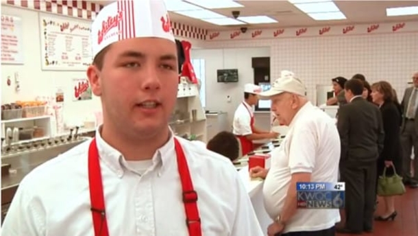Teen Waits On Sobbing Woman - Then A Week Later She Returns And Demands To Speak To His Boss - picture 3