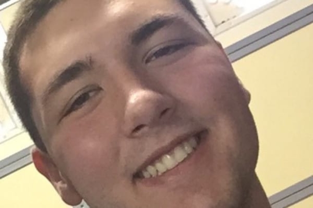 Teen Waits On Sobbing Woman - Then A Week Later She Returns And Demands To Speak To His Boss - picture 5