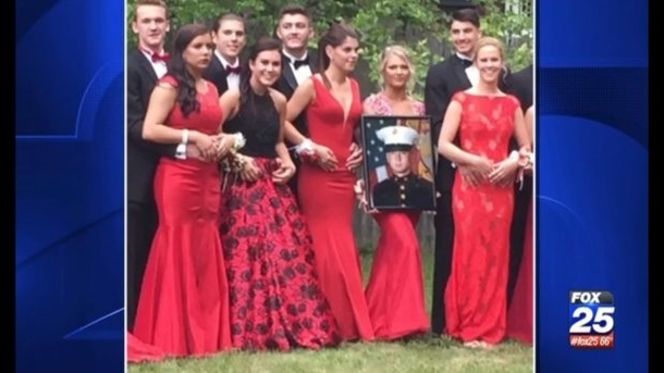 Teens Pose For Prom Photo, Then They See What Girl’s Boyfriend Is Doing - picture 2