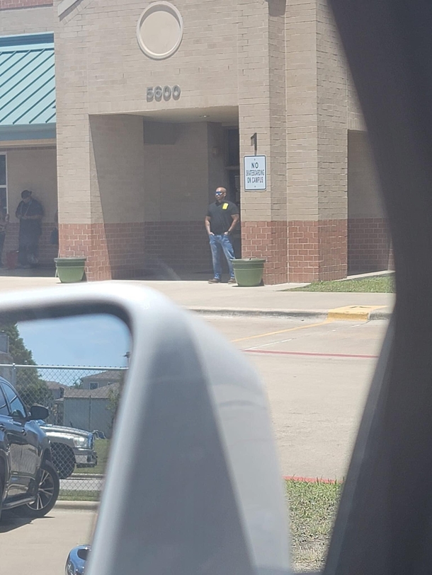 Texas Dad guard outside daughter’s elementary school following mass shooting: ‘I can’t let this go’ - picture 2