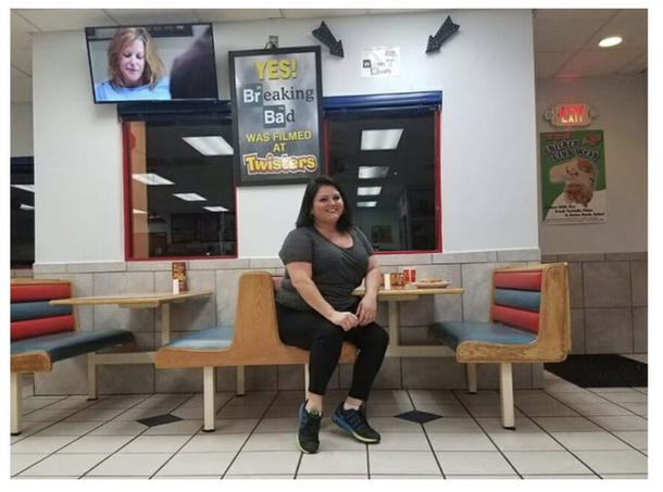 Texas girl kindly holds restaurant door for elderly woman, overhears lady's remark and speaks up - picture 3