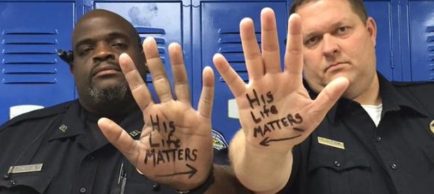 Texas Police Officers' 'His Life Matters' Photo Goes Viral - picture 2