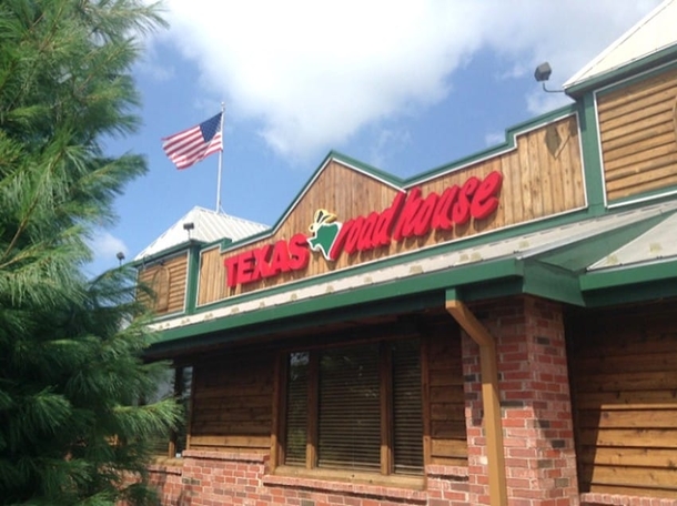 Texas Roadhouse Refuses To Let Family Sit At Booth, Then They Notice The Tablecloth - picture 2