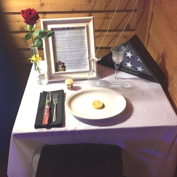 Texas Roadhouse Refuses To Let Family Sit At Booth, Then They Notice The Tablecloth - picture 5