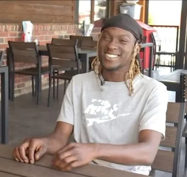 Texas Roadhouse worker blessed with a car by co-workers after learning he bikes for 3 hours to work - picture 2