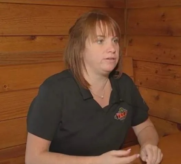 Texas Roadhouse worker blessed with a car by co-workers after learning he bikes for 3 hours to work - picture 3