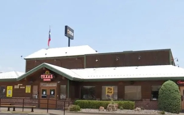 Texas Roadhouse worker blessed with a car by co-workers after learning he bikes for 3 hours to work - picture 4