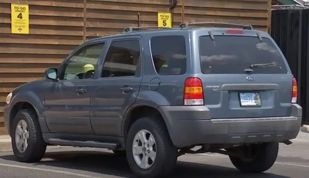 Texas Roadhouse worker blessed with a car by co-workers after learning he bikes for 3 hours to work - picture 5