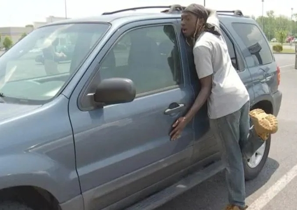Texas Roadhouse worker blessed with a car by co-workers after learning he bikes for 3 hours to work - picture 6
