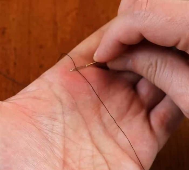 The Best Way To Thread A Needle - Needle Threading Hack - picture 3