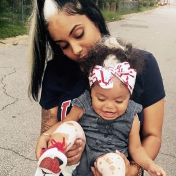 The girl born with white hair forelock is a real star on the internet! But look at her mother… - picture 5