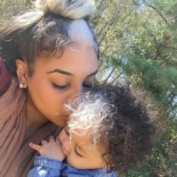 The girl born with white hair forelock is a real star on the internet! But look at her mother… - picture 6