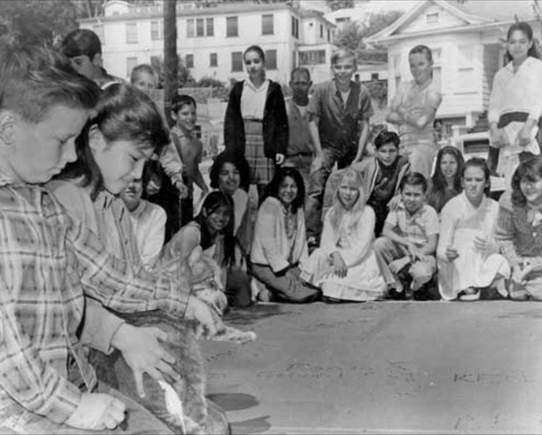 The heartwaming story of ‘Room 8,’ loving schoolhouse cat immortalized in gravestone - picture 6