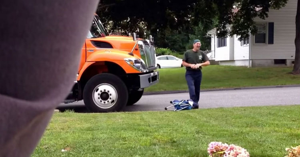 The Internet Is Going Crazy Over Homeowner’s Video Of Garbage Man And Unexpected Best Friend - picture 2