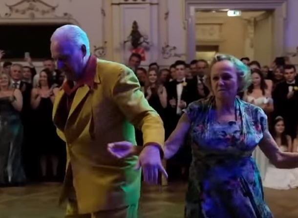 The Moment The Elderly Man In Yellow Snuck Up On Her, We Couldn't Believe Our Eyes! - picture 2