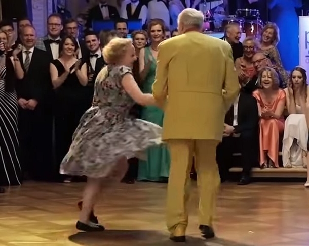 The Moment The Elderly Man In Yellow Snuck Up On Her, We Couldn't Believe Our Eyes! - picture 3