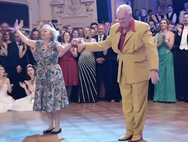 The Moment The Elderly Man In Yellow Snuck Up On Her, We Couldn't Believe Our Eyes! - picture 4