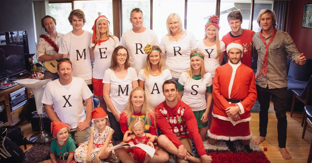 There's A Message HIDDEN In This Family Christmas PHOTO...And She Has NO Idea! - picture 2