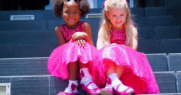 These two little girls insist they are twins and have the best response for anyone who disagrees - picture 3