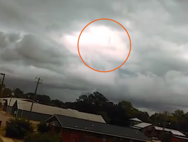 They Are Saying This Footage Is Proof Of God Watching Us, Others Say It's Fake, Wow! - picture 2