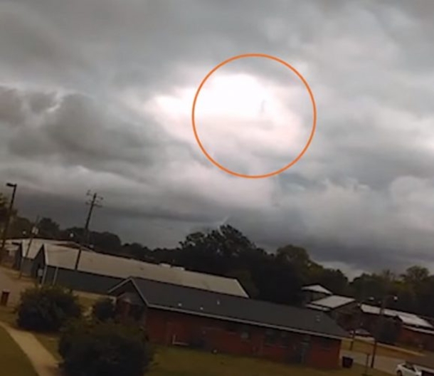 They Are Saying This Footage Is Proof Of God Watching Us, Others Say It's Fake, Wow! - picture 4