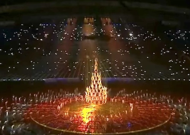 They Form A Human Christmas Tree. But Their Following Move Took The Crowd's Breath Away - picture 3