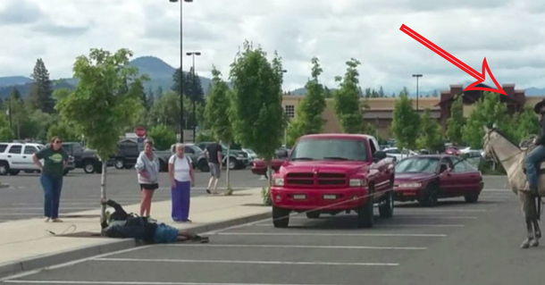 Thief attempts to steal a woman’s bike, but then a cowboy pulls up on a horse like out of a movie - picture 2