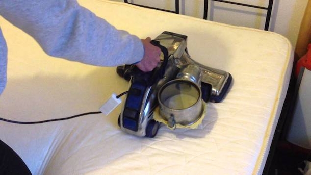 This 5-Step Method Will Teach You How To Clean Your Mattress - picture 3