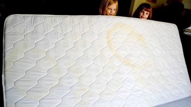 This 5-Step Method Will Teach You How To Clean Your Mattress - picture 4