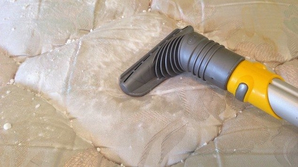 This 5-Step Method Will Teach You How To Clean Your Mattress - picture 6
