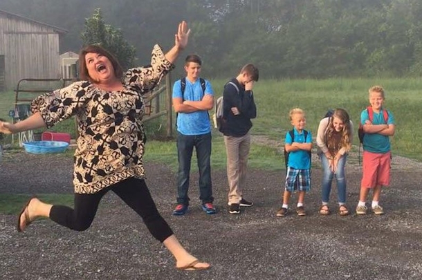 This Alabama Mother Hilariously Photobombed Her Kid’s Back to School Pictures - picture 2