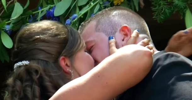This Couple Had Just Gotten Married. 19 Days Later, One Spouse Looked At The Wedding Pictures And Noticed Something Crazy. - picture 2