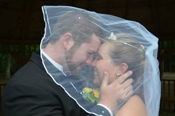 This Couple Had Just Gotten Married. 19 Days Later, One Spouse Looked At The Wedding Pictures And Noticed Something Crazy. - picture 6