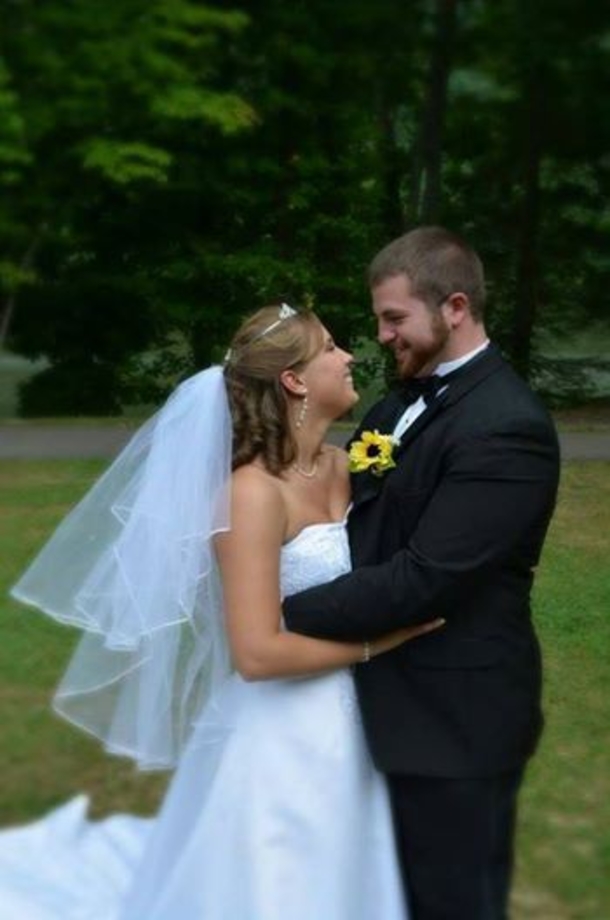 This Couple Had Just Gotten Married. 19 Days Later, One Spouse Looked At The Wedding Pictures And Noticed Something Crazy. - picture 7