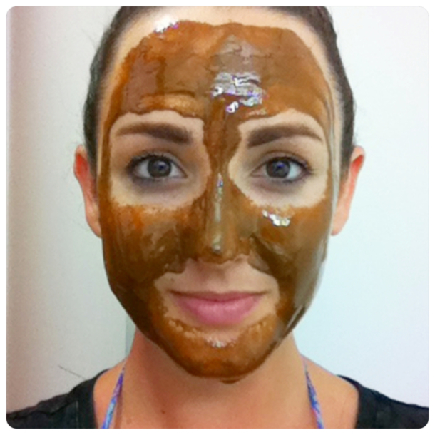 This Face Mask Will Magically Remove Stains, Acne Scars, And Wrinkles After Just Seconds Of Use! - picture 2
