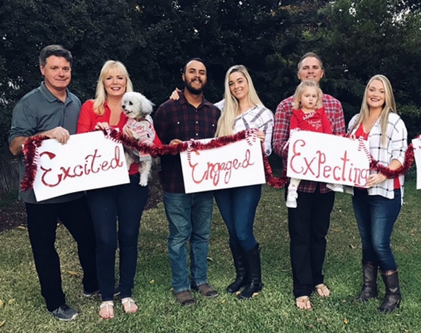 This Family’s Hilarious Christmas Card Is Going Viral Because Of One Unforgettable Detail - picture 2