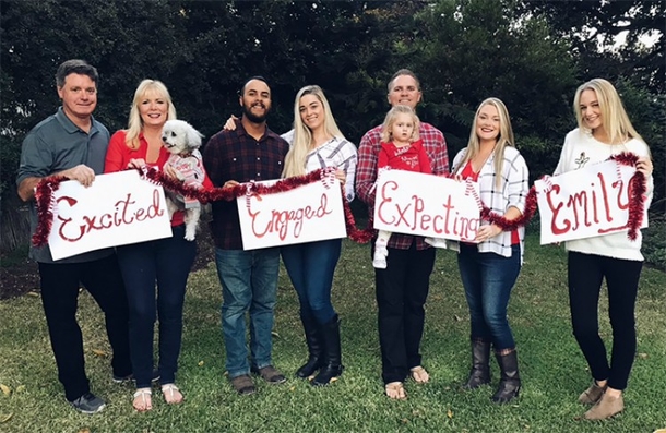 This Family’s Hilarious Christmas Card Is Going Viral Because Of One Unforgettable Detail - picture 3