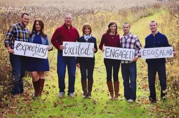 This Family’s Hilarious Christmas Card Is Going Viral Because Of One Unforgettable Detail - picture 4