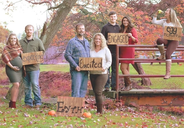 This Family’s Hilarious Christmas Card Is Going Viral Because Of One Unforgettable Detail - picture 5