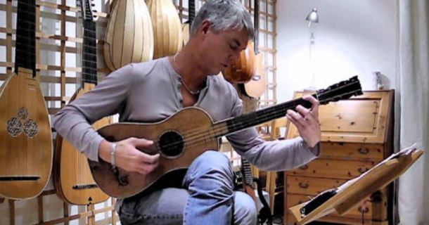 This Guitar From 1679 Is Only 1 Of 6 In The World, Wait Until You Hear Him Play It [video] - picture 2