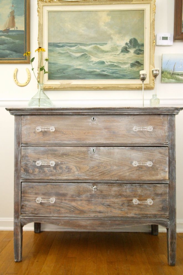 This is How To Use Vaseline To Distress Furniture - picture 3