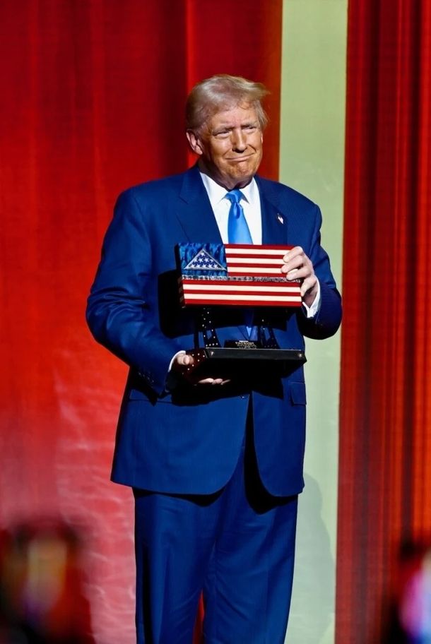 This Is How Trump’s New Presidential Portrait Sparked Controversy After People Noticed One Detail - picture 2