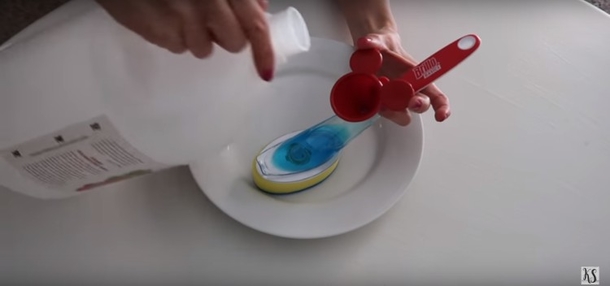 This Is The Cheapest, Most Effective Shower Cleaner We've Ever Seen - picture 2
