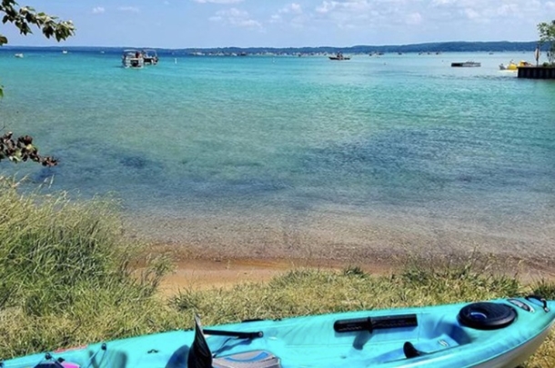 This Massive Lake In Michigan Will Remind You Of A Tropical Caribbean Paradise - picture 2
