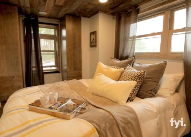 This Maybe A Tiny Cabin But The Inside Is Luxurious! Check Out The Shower! - picture 4