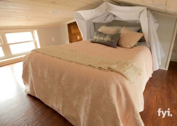 This Maybe A Tiny Cabin But The Inside Is Luxurious! Check Out The Shower! - picture 5