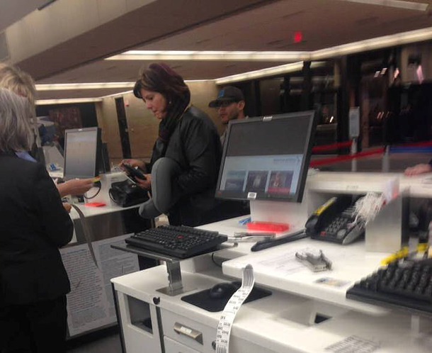 This Picture Of A Woman At An Airport Is Going Viral. Look Closer And You'll See Why (Photo) - picture 2