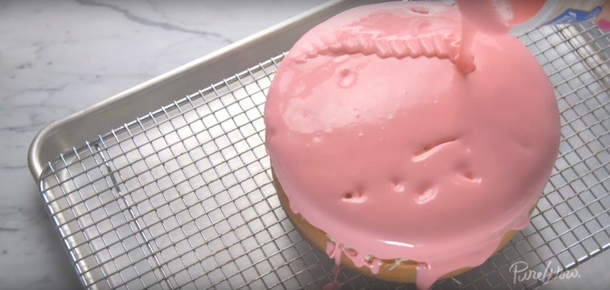 This Quite Possibly Is The Simplest Way to Frost a Cake - picture 2