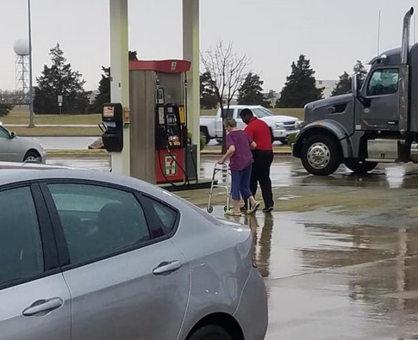 This Worker Followed A Customer To Her Vehicle, And It's A Good Thing I Pulled Out My Phone To Record Him - picture 3
