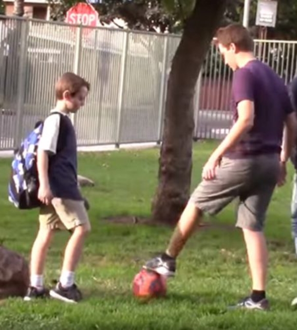Three Teens Begin To Bully Little Boy, Now Pay Attention To The Man On The Bench - picture 2